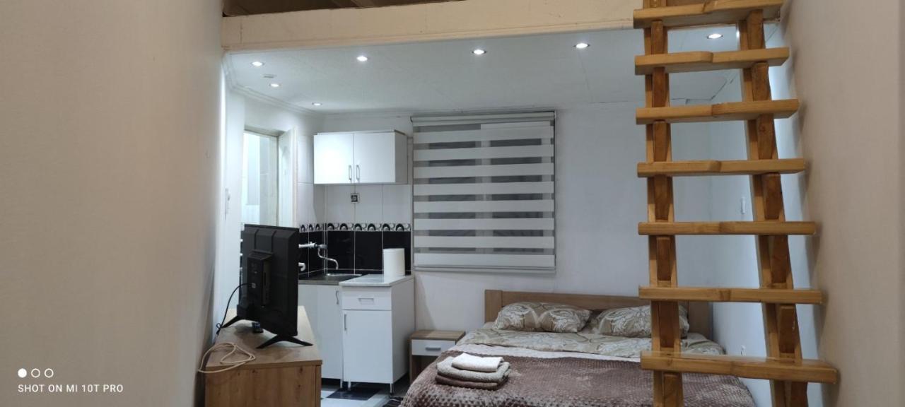 Small Apartment Private Bathroom Strong Wi-Fi Beograd Bagian luar foto